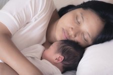Cho con nhỏ ngủ cùng cha mẹ, gắn kết đâu chưa thấy chỉ thấy nguy hiểm khó lường