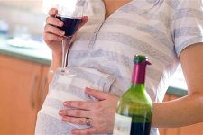 Phụ nữ mang thai thích uống rượu nên biết điều này