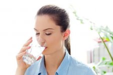 Uống nước ấm buổi sáng ngăn ngừa lão hóa tốt hơn mỹ phẩm đắt tiền