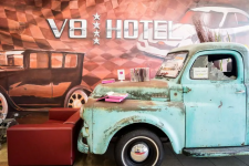 V8 Hotel - khách sạn dành riêng cho các tín đồ ô tô - nơi mà bạn có thể ngủ phía sau tay lái!