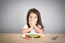 Nên làm gì khi trẻ có thói quen thích ngậm đồ ăn?