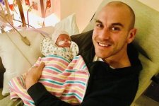 Tin Úc: Tiếp xúc da kề da sẽ thúc đẩy sự liên kết tốt hơn giữa đứa trẻ sinh non và người cha