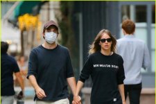 Robert Pattinson tình cảm dạo phố bên bạn gái