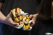 Tin Úc: Bunnings tăng giá bán bánh mì kẹp xúc xích nướng lần đầu tiên sau 15 năm