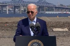 Biden làm rõ tuyên bố bị 'ung thư' vì nhà máy lọc dầu