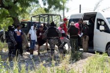 Gần 100 người nhập cư bị 'bỏ rơi' ở Mexico