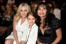 Britney Spears nói 'cảm thấy mẹ mình giống gã hề khi cố tình đóng vai người mẹ thương con'