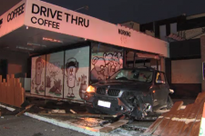 Fitzroy North: Bắt thủ phạm đánh cắp xe hơi và lái xe lao vào quán cà phê