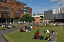 Giáo dục: Nhiều người dân Úc cho rằng chi phí học đại học quá cao