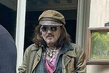 Johnny Depp bị bắt gặp đang chống nạng khi rời khỏi khách sạn