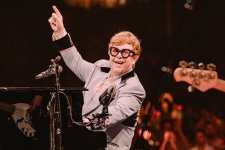 Elton John: "Tôi thật may mắn biết bao khi được chơi nhạc"