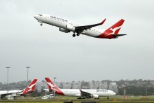 Qantas báo lỗ trước thuế
