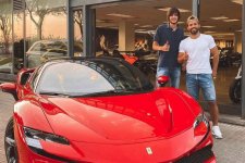 Tiền đạo Sergio Aguero bổ sung Ferrari SF90 Stradale vào bộ sưu tập siêu xe trăm tỷ
