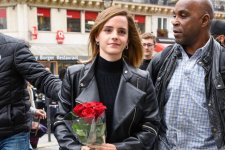 Cô gái ý tứ như Emma Watson cũng có hai pha "lộ hàng" không thể ngại ngùng hơn