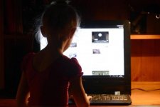 Tin Úc: Trẻ em có nguy cơ bị cận thị nhiều hơn do thời gian sử dụng màn hình thiết bị điện tử tăng lên