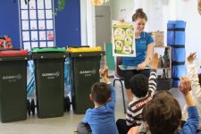 Học sinh tiểu học học cách phân loại rác