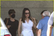 Angelina Jolie diện đầm trắng thanh lịch đi mua sắm cùng con trai