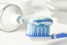 Có nên sử dụng phương pháp trị mụn bằng kem đánh răng?