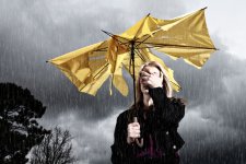 Dính mưa ướt không thay đồ và nguy cơ mắc những bệnh phụ khoa