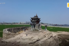 Hồ nước ngọt lớn nhất Trung Quốc cạn trơ đáy vì hạn hán