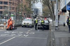 Docklands: Đang băng qua đường, hai người phụ nữ bị xe bán tải tông bất tỉnh