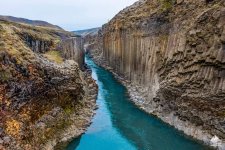 Khám phá hẻm núi đẹp như phim viễn tưởng ở Iceland