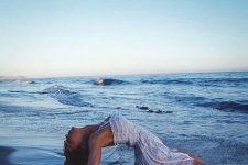 Megan Fox tạo dáng quằn quại, ướt át bên bờ biển