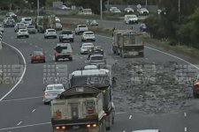 Melbourne: Xe tải làm đổ hơn một tấn bùn trên đường cao tốc Tullamarine Freeway