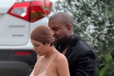 Vợ Kanye West gần như khỏa thân xuống phố