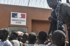 Đại sứ Pháp tuyên bố không rời Niger