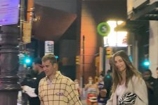Justin Bieber - Hailey Baldwin gây náo loạn cả khu phố khi nắm tay nhau hẹn hò