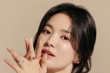 Song Hye Kyo chụp hình với trang sức tiền tỷ không át được dung nhan kiều diễm
