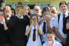 Giáo dục: Đảng Lao động sẽ hạn chế học sinh tiếp xúc với điện thoại di động ở trường học tại NSW
