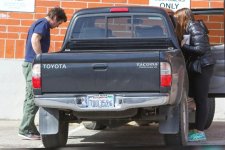Sở hữu khối tài sản khổng lồ, 'Người Dơi' Christian Bale vẫn cầm lái chiếc bán tải Toyota cổ lỗ sĩ