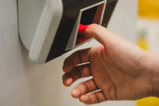 Trường học ở Sydney lắp máy quét vân tay trong nhà vệ sinh
