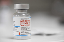 Úc cấp phép vaccine Moderna để tiêm tăng cường