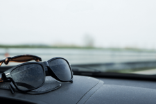 Lợi ích của việc đeo kính râm khi lái xe