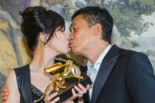 Lưu Gia Linh - Lương Triều Vỹ ôm hôn ngọt ngào tại LHP Venice 2023
