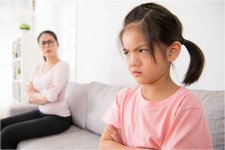 Cha mẹ nên phản ứng thế nào trước hành vi cãi lại của con?