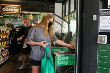 Tin Úc: Woolworths sẽ thực hiện thay đổi lớn về chính sách rút tiền tại siêu thị