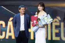 Hari Won thay mặt Trấn Thành nhận giải thưởng ở Cánh Diều Vàng 2023