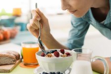 Chị em phụ nữ nên tránh 5 kiểu ăn sáng này nếu không muốn già nhanh trước tuổi