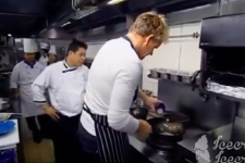 Ông vua đầu bếp Gordon Ramsay cũng có ngày bị mắng vì… nấu dở