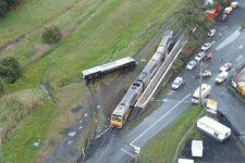 NSW: Xe lửa lật vì tông xe tải giữa đường ray
