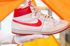 Đấu giá đôi giày huyền thoại của Michael Jordan
