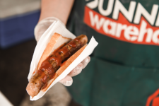 Melbourne: Món bánh mì kẹp xúc xích nướng Bunnings sẽ được bán lại vào cuối tuần này