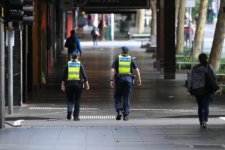 Victoria: Đình chỉ công việc đối với các nhân viên cảnh sát từ chối chủng ngừa COVID-19