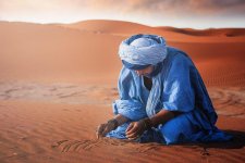 Chiếc áo màu xanh lam quyến rũ của đàn ông ở Sahara