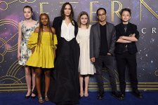 Con gái Angelina Jolie diện lại váy cũ của mẹ trong buổi ra mắt "Eternals"