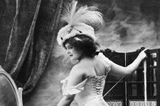 Lịch sử gắn với nhiều tranh cãi của chiếc corset gợi cảm